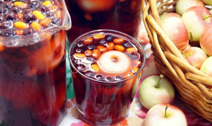 Фруктовый салат в ананасе