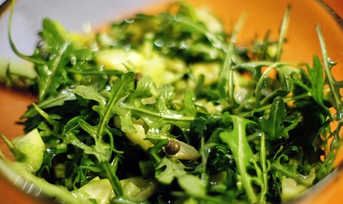 Зеленый салат с каперсами