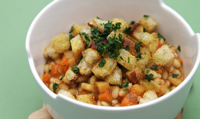 Салат с фасолью и сухариками