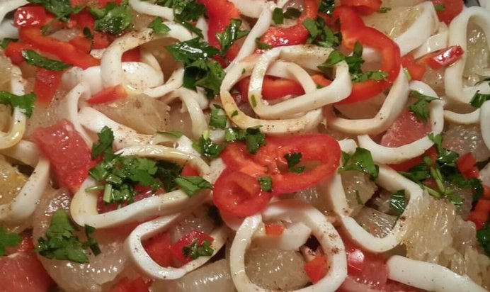 Салат с кальмарами и помело