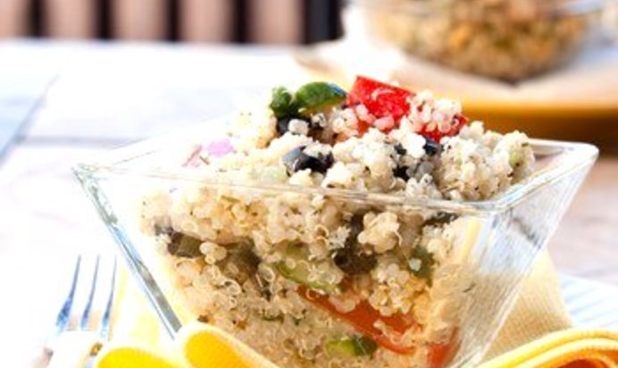 Теплый салат из киноа с черной фасолью