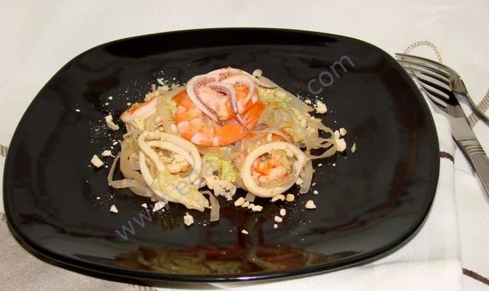 Салат с рисовой лапшой