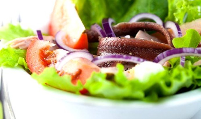 Салат из помидоров, красного лука и анчоусов