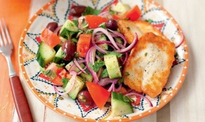 Греческий салат с мятой и халлуми