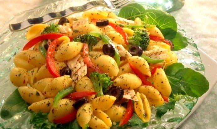 Греческий салат с пастой и тунцом