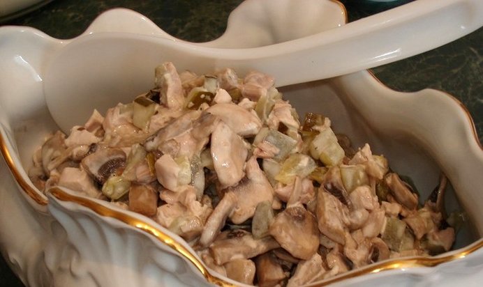 Салат куриный с грибами