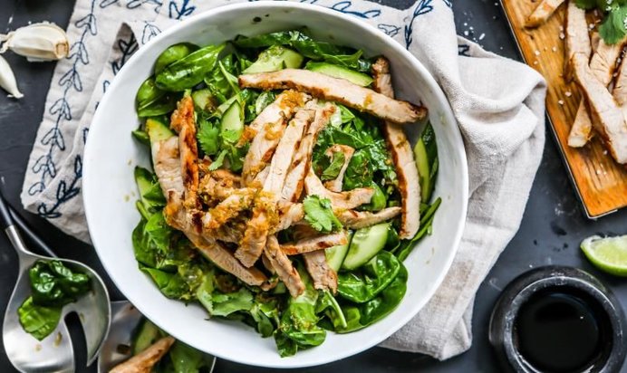 Теплый салат со свининой в азиатском стиле