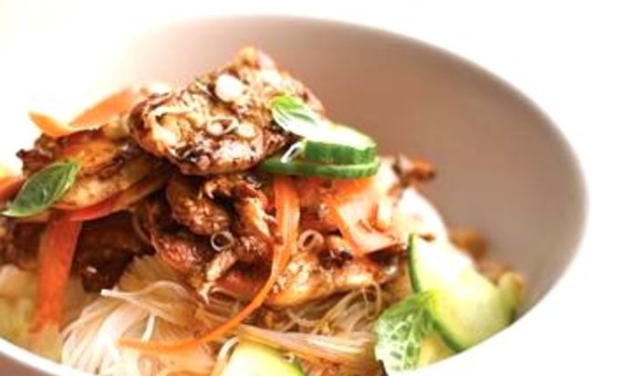 Салат с курицей и рисовой лапшой