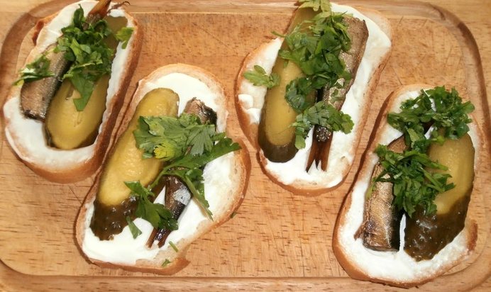 Бутерброды со шпротами и соленым огурцом