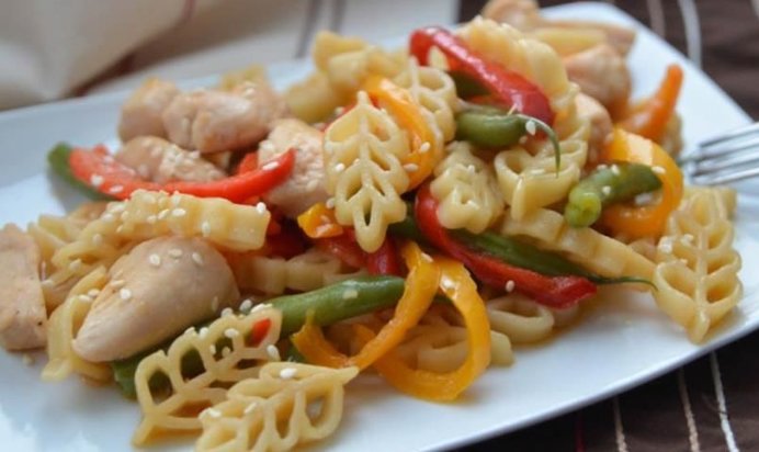Салат с куриным филе и пастой