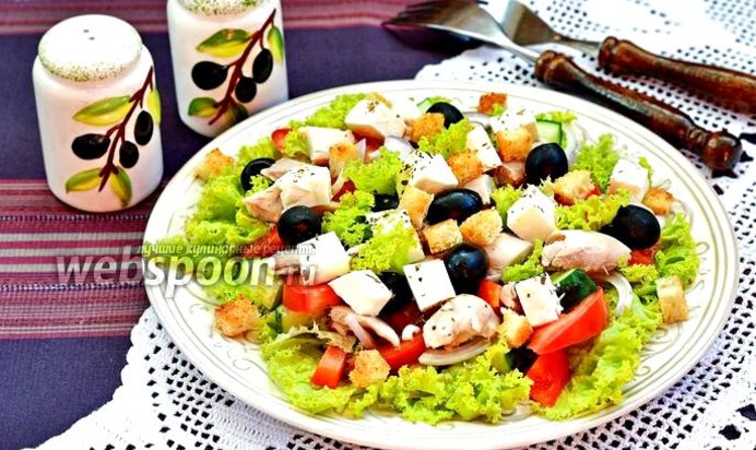 Греческий салат с курицей и сухариками