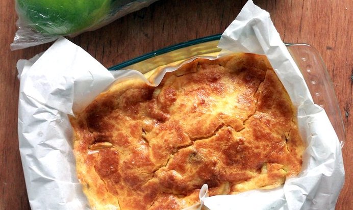 Творожная запеканка с яблоком и корицей