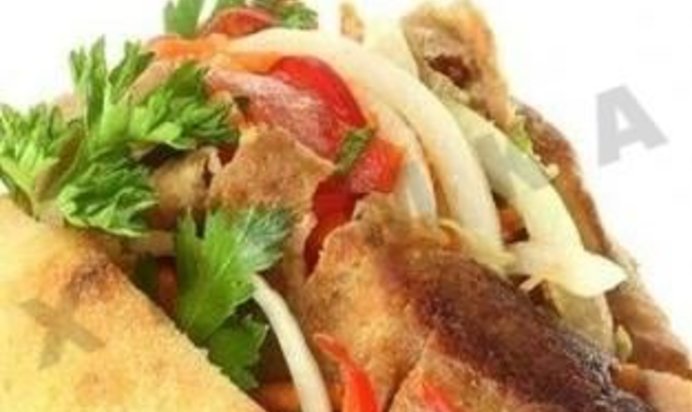 Пита с бараниной, греческим салатом и соусом цацики