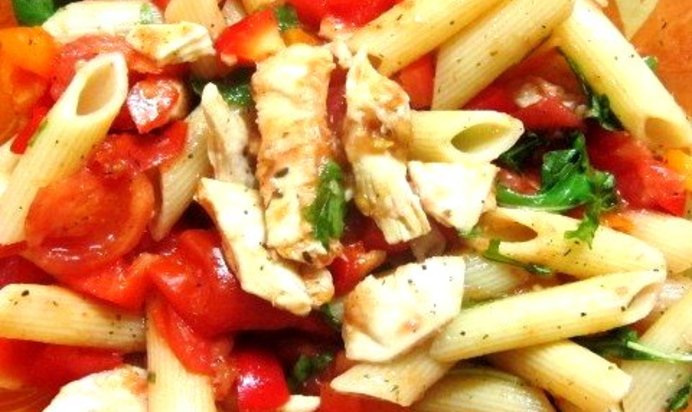 Теплый салат из пасты, курицы и шпината
