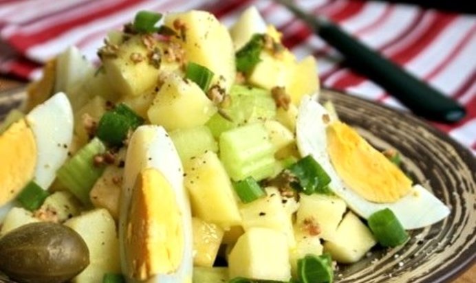 Салат картофельный с яблоками
