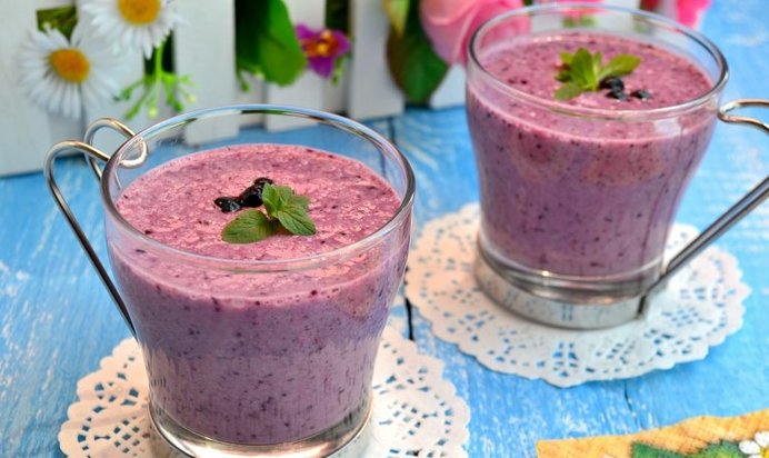 Чернично-клубничный смузи с овсянкой и мороженым