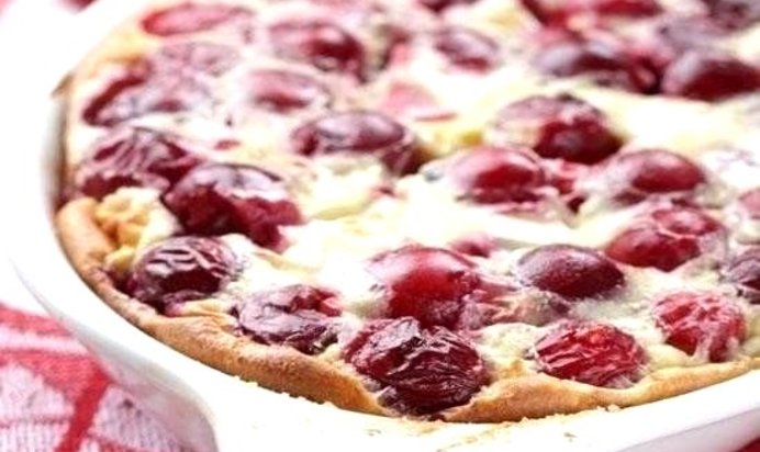 Клафути с вишней в сахарной пудре