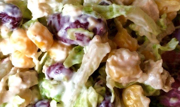 Салат с красной фасолью, курицей и сухариками