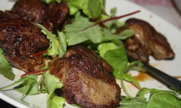 Нежная куриная печень с бальзамиком и миксом салатов
