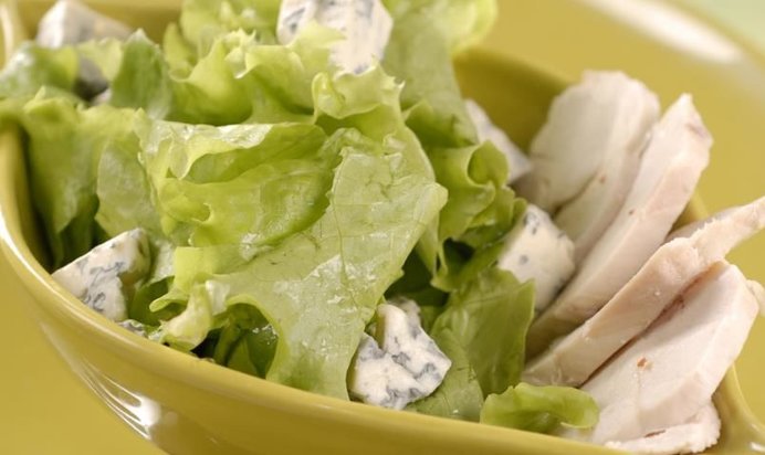Зеленый салат с курицей и голубым сыром