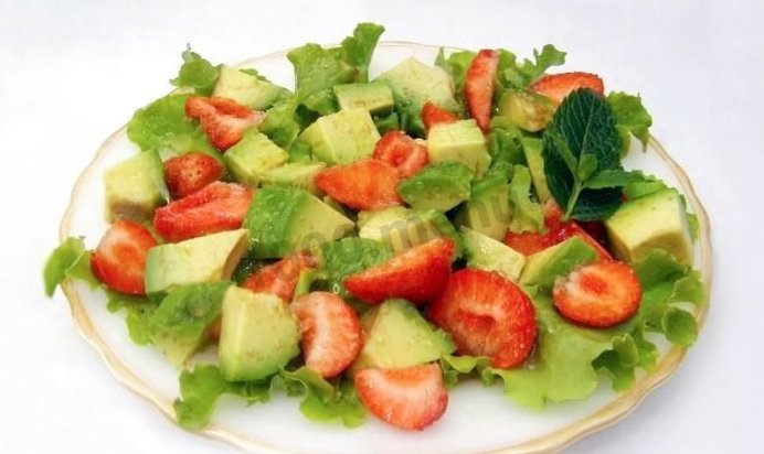 Салат с клубникой авокадо и бразильским орехом