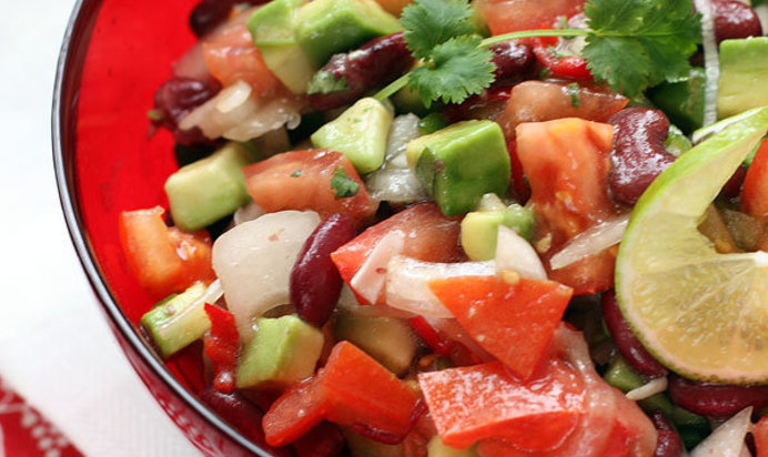 Техасский новогодний салат с авокадо