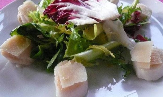 Легкий салат с гребешками