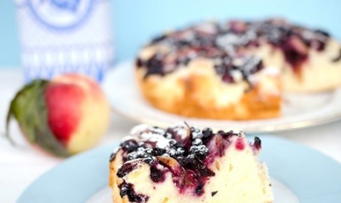 Пирог с яблоками и черникой