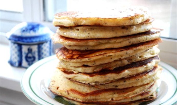 Оладьи по‑деревенски с ягодным соусом