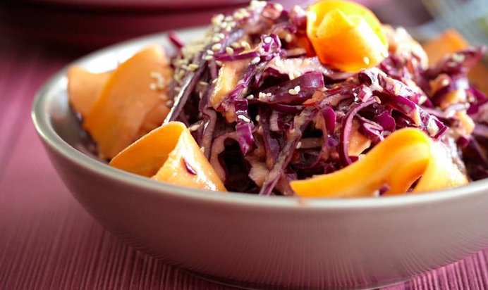 Салат из манго и краснокочанной капусты