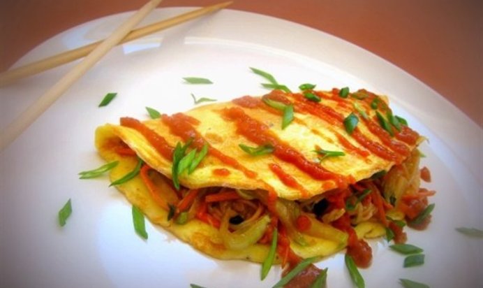 Омусоба – японский омлет с овощами, лапшой и соусом тонкацу