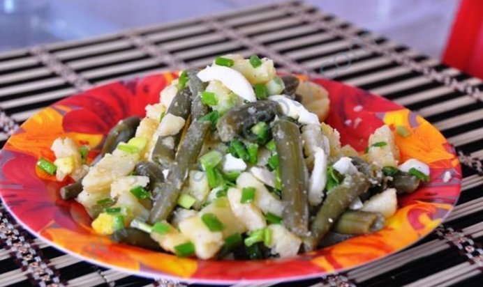 Салат из стручковой фасоли картофеля зеленого лука и яиц