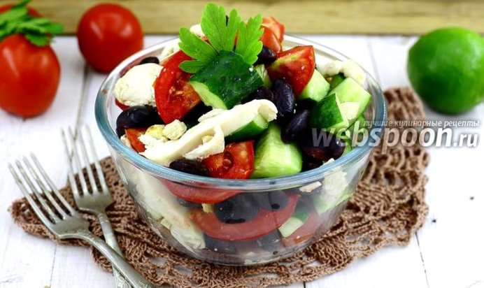 Салат с чёрной фасолью и помидором