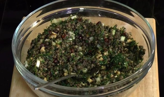 Салат из черной чечевицы с зеленью