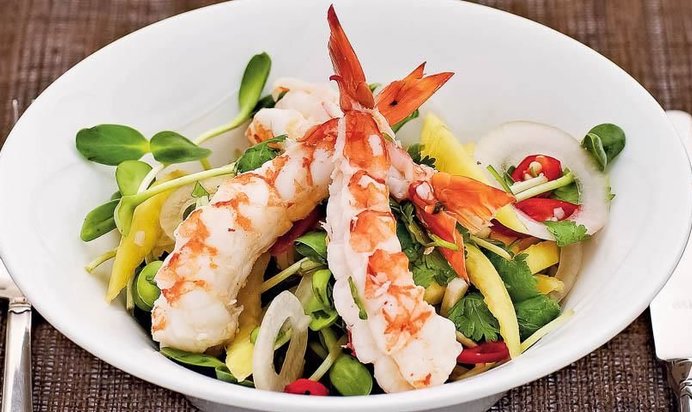 Салат из креветок с манго и ростками