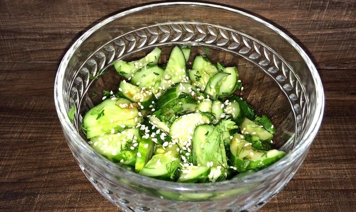 Огуречный салат с кунжутом