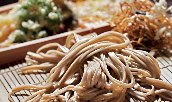 Зару соба - гречневая лапша, креветки и овощи темпура