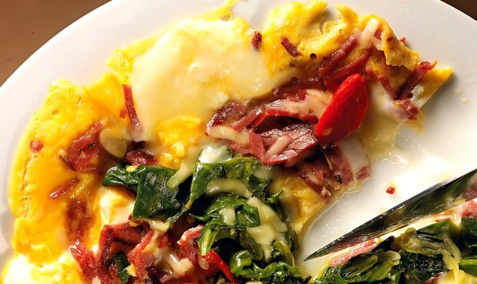 Омлет с бастурмой и шпинатом