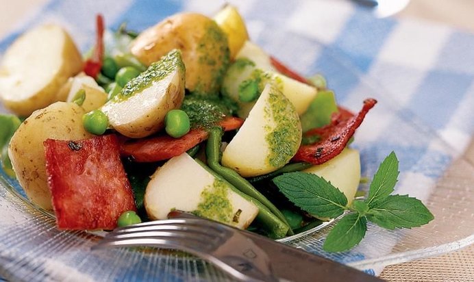 Салат из молодого картофеля с панчеттой, фасолью и мятой