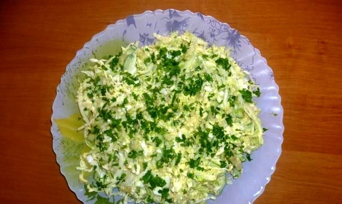 Салат из свежей капусты с яйцом