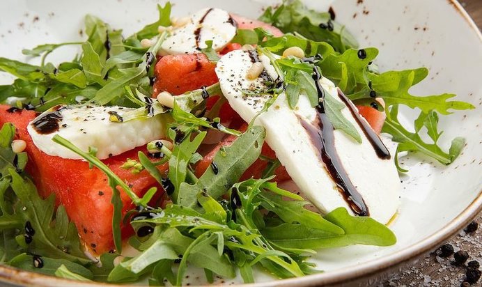 Салат с арбузом и моцареллой