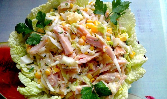 Салат с копченой курицей и кукурузой