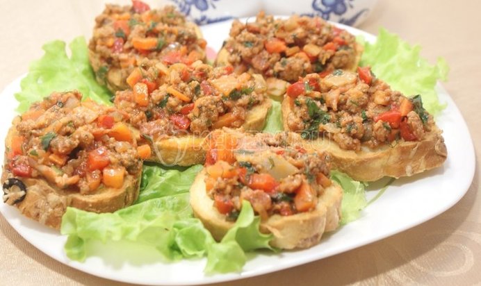 Бутерброды с фаршем и томатным соусом