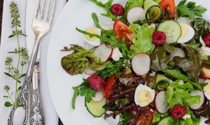 Малиновый салат с моцареллой и сезонными овощами