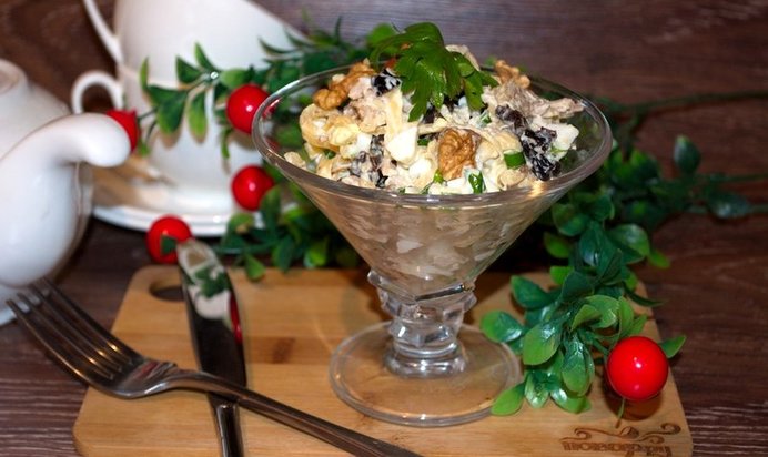 Салат с курицей и черносливом
