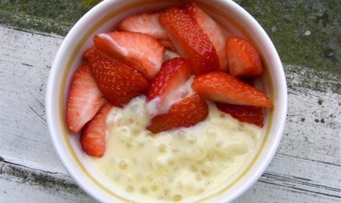 Кокосовая тапиока с ванилью и клубникой