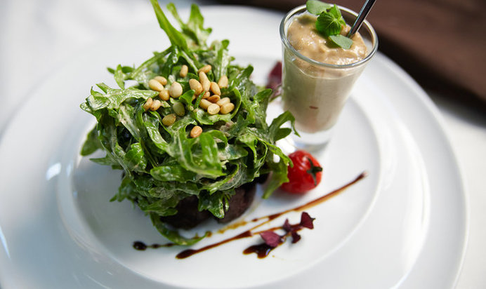 Салат с куриной печенью и рукколой