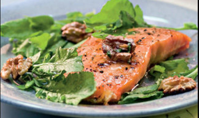 Лосось с кресс-салатом и грецкими орехами