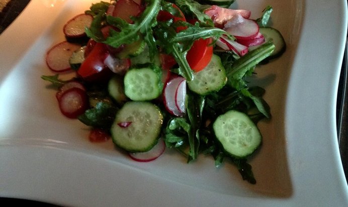 Салат с рукколой и помидорами