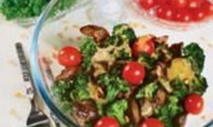 Теплый салат из куриной печенки и брокколи